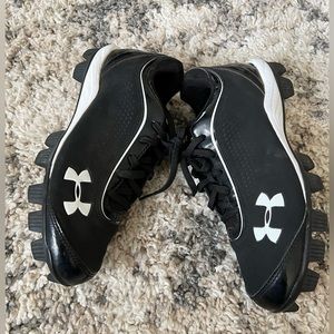 Under Armour black cleats Size 6Y